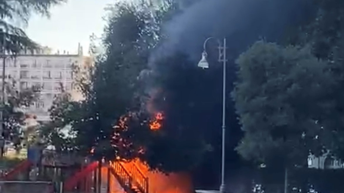 Napoli, vandali appiccano il fuoco alle giostre del corso Vittorio Emanuele