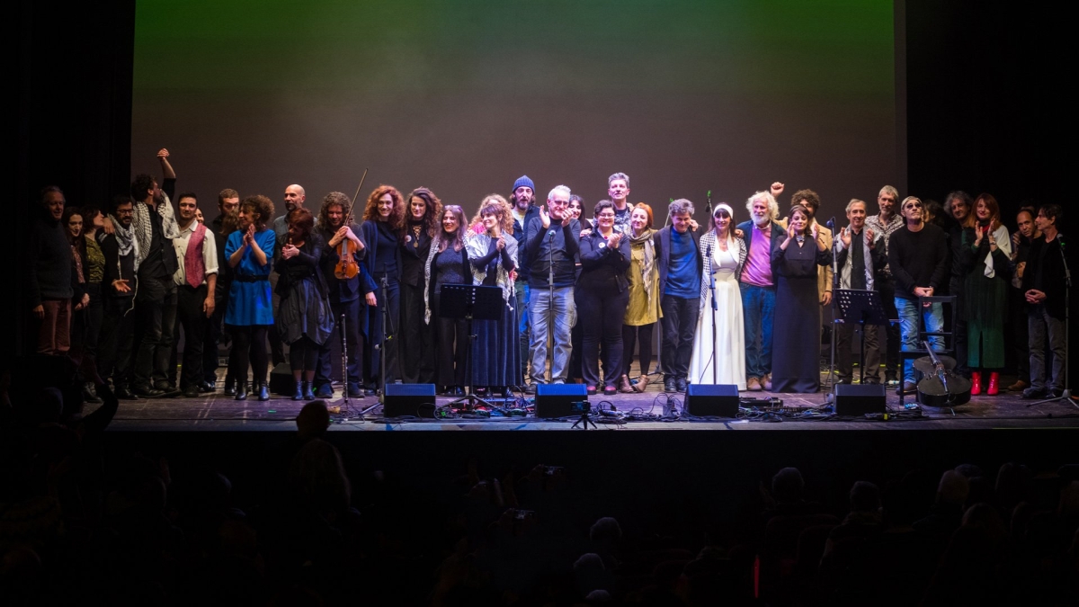 Milano, la terza edizione del festival «Free free Palestine: l'evento benefico al Carcano con Moni Ovadia per chiedere pace e giustizia