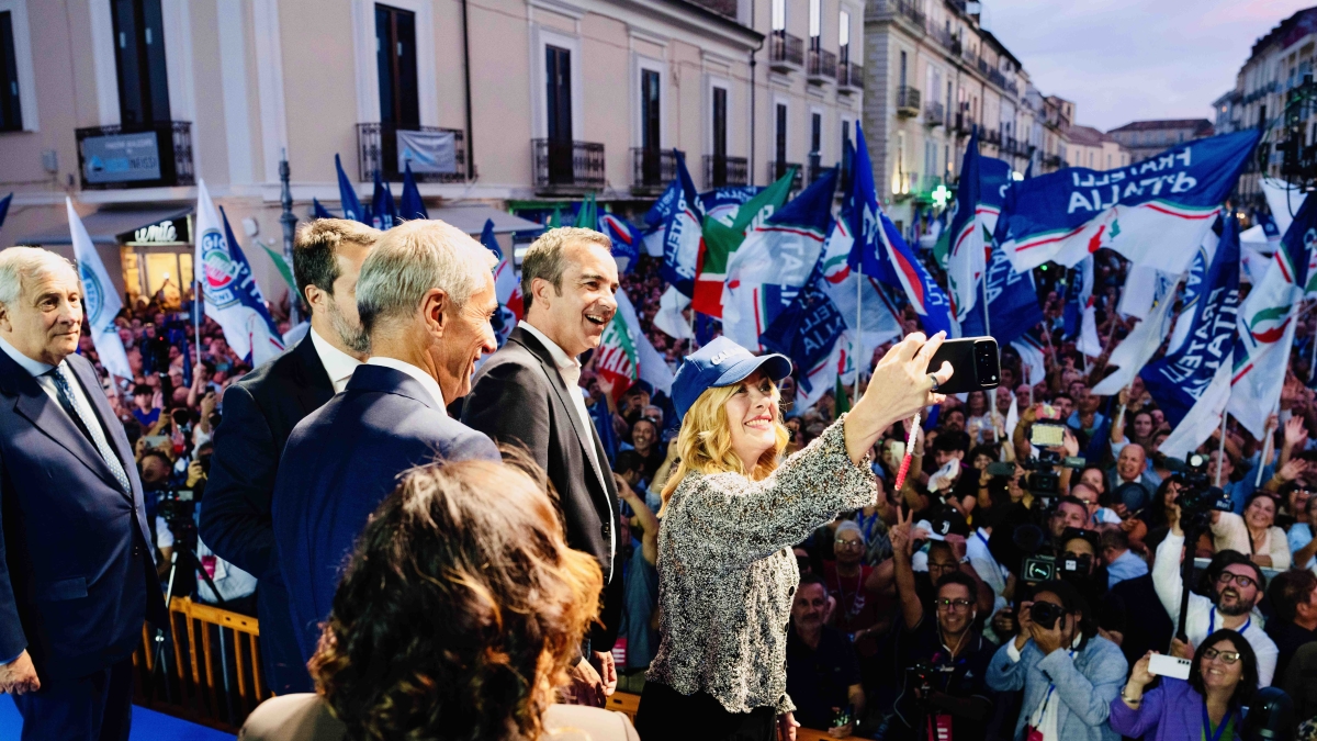 Il centrodestra unito sul palco in Calabria. La premier: la sinistra tratta gli elettori da stupidi