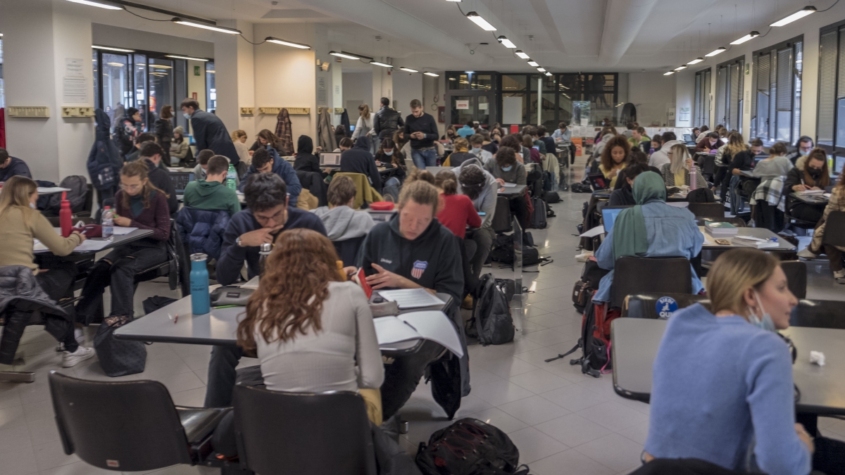Milano, laureando alla Statale perseguita una studentessa: per lo stalker scatta il divieto a entrare in università