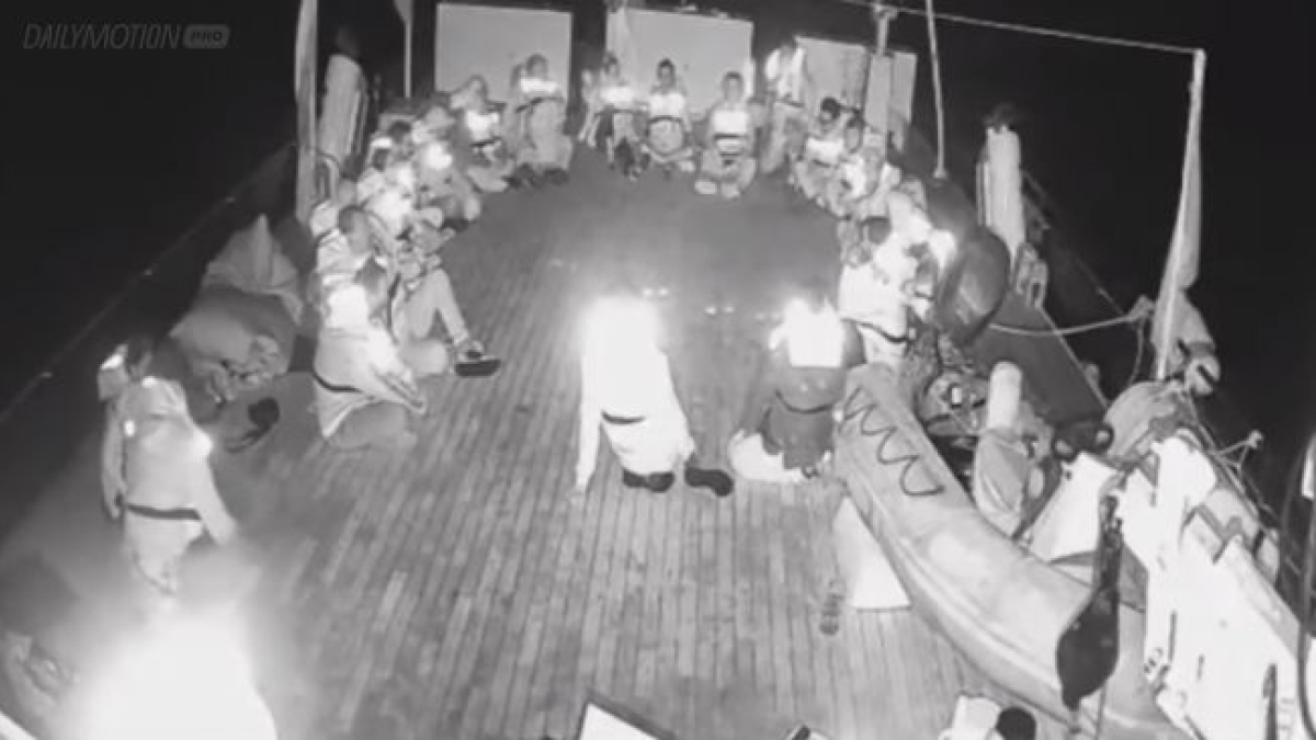 Israele abborda la Flotilla, gli attivisti: «19 barche intercettate, altre 23 in navigazione verso Gaza» | Il blitz: soldati a bordo e idranti