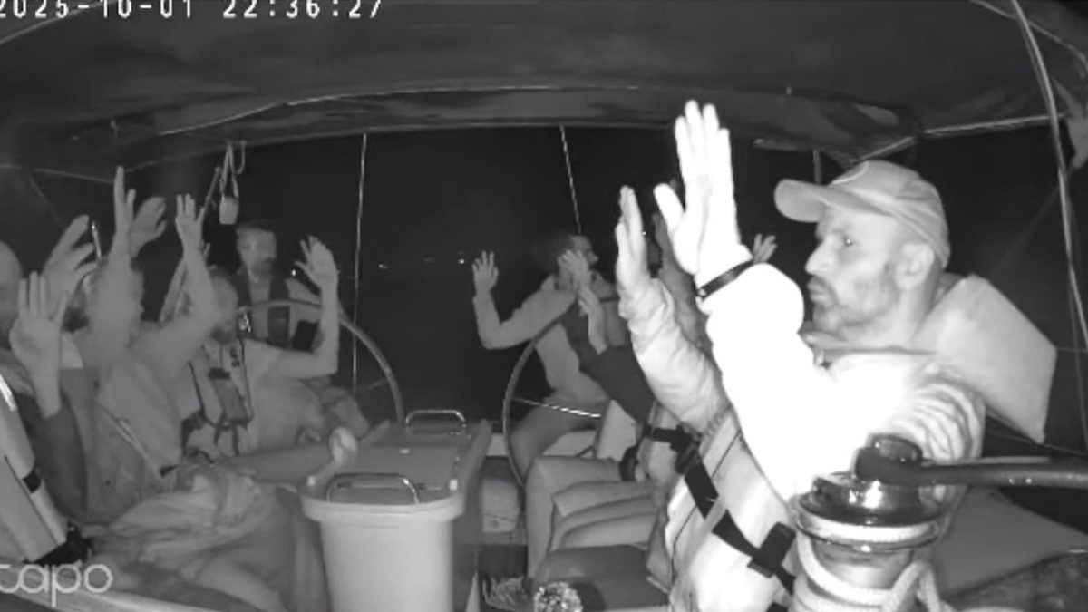 Israele abborda e blocca la Flotilla: il blitz, i soldati a bordo e gli idranti | Mostrate le immagini di Greta:  «Sono tutti sani e salvi»