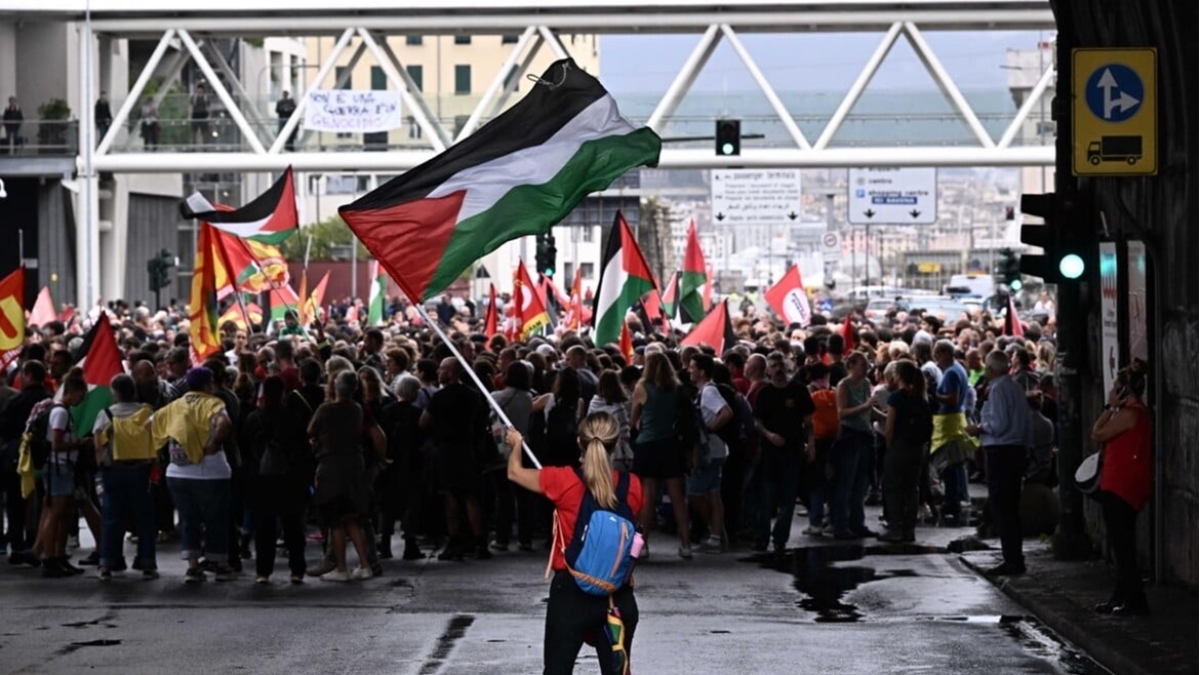 Il Garante: «Mancato preavviso, illegittimo lo sciopero generale proclamato per domani» | Torino, manifestanti in aeroporto
