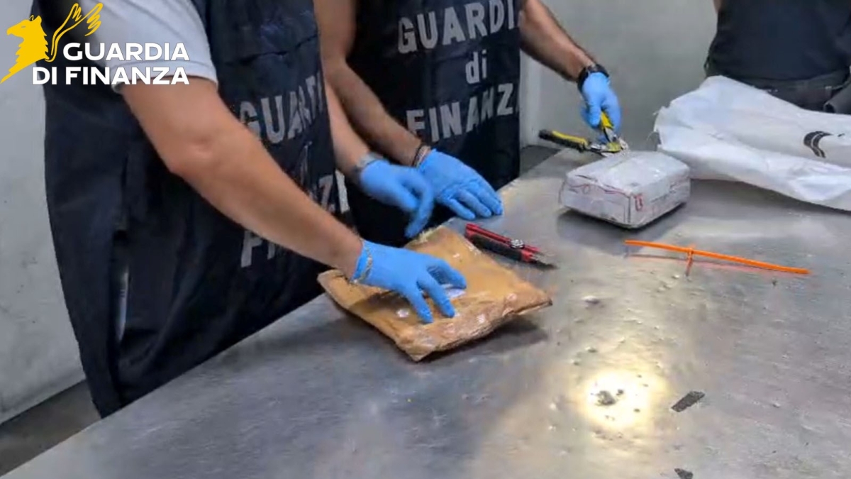 Malpensa, traffico internazionale di eroina: blitz della Finanza, bloccati 12 chili provenienti dal Pakistan e quattro arresti