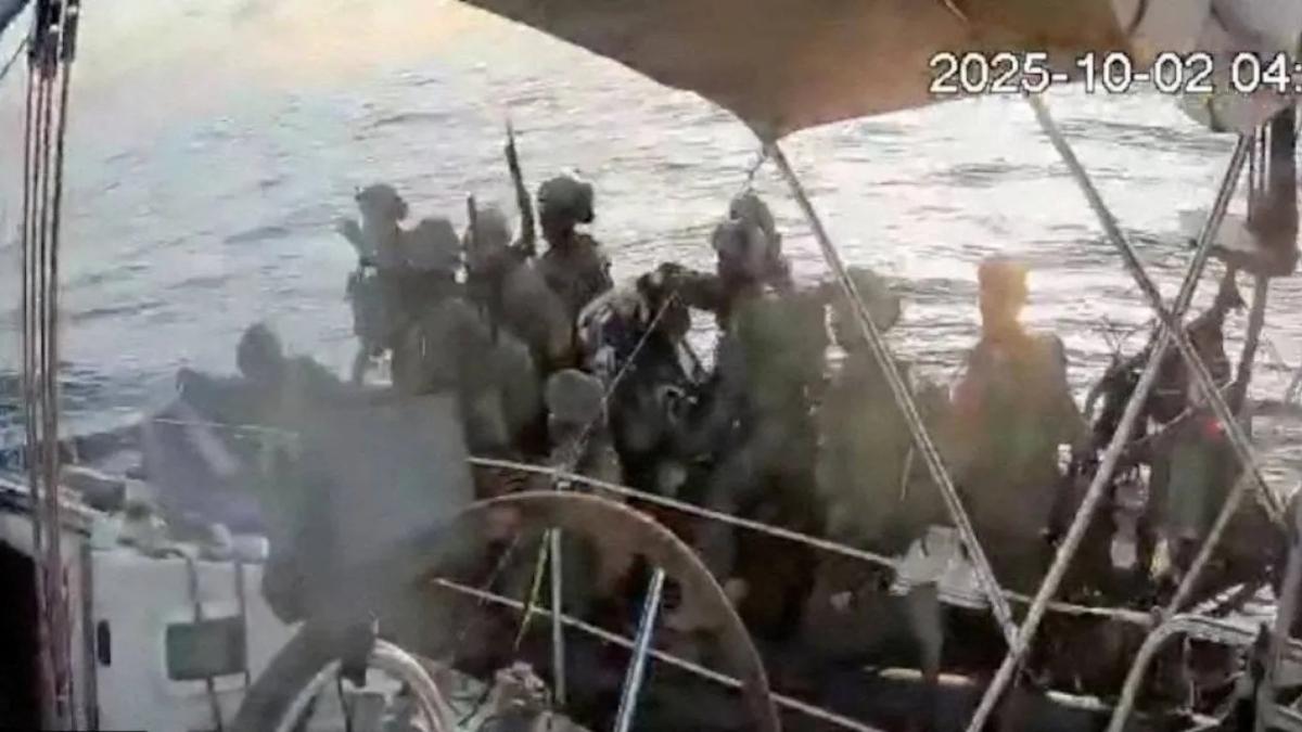 Israele abborda la Flotilla, gli attivisti: «23 barche ancora in navigazione». Tajani: «22 italiani arrestati» | Soldati a bordo e idranti
