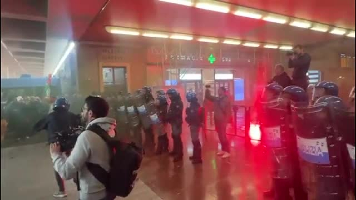 Corteo pro Gaza, tensione a Firenze: lanciata bomba carta e sfondato il cordone di polizia ?Sullo sciopero generale lo stop del Garante 