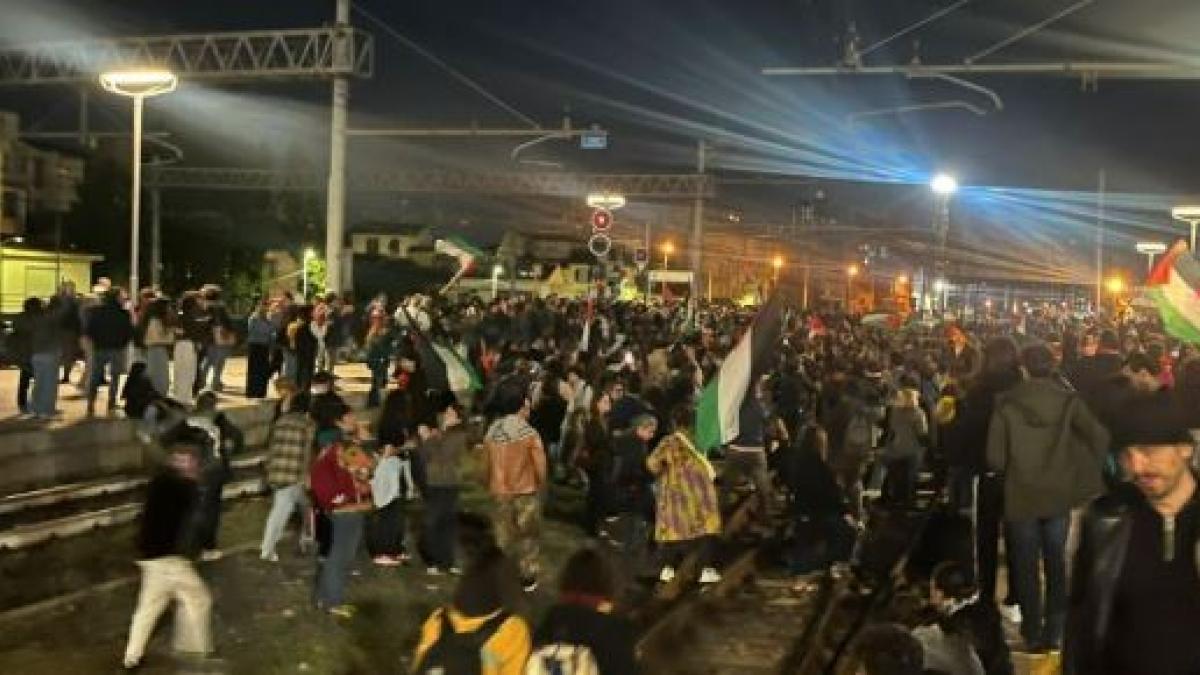 Cortei pro Gaza in tutta Italia: migliaia in piazza. Caos a Bologna, treni fermi a Firenze ?Sullo sciopero generale lo stop del Garante 