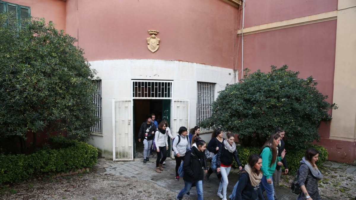 Al liceo Carducci ascensore rotto da settimane, disabile costretta a salire le scale