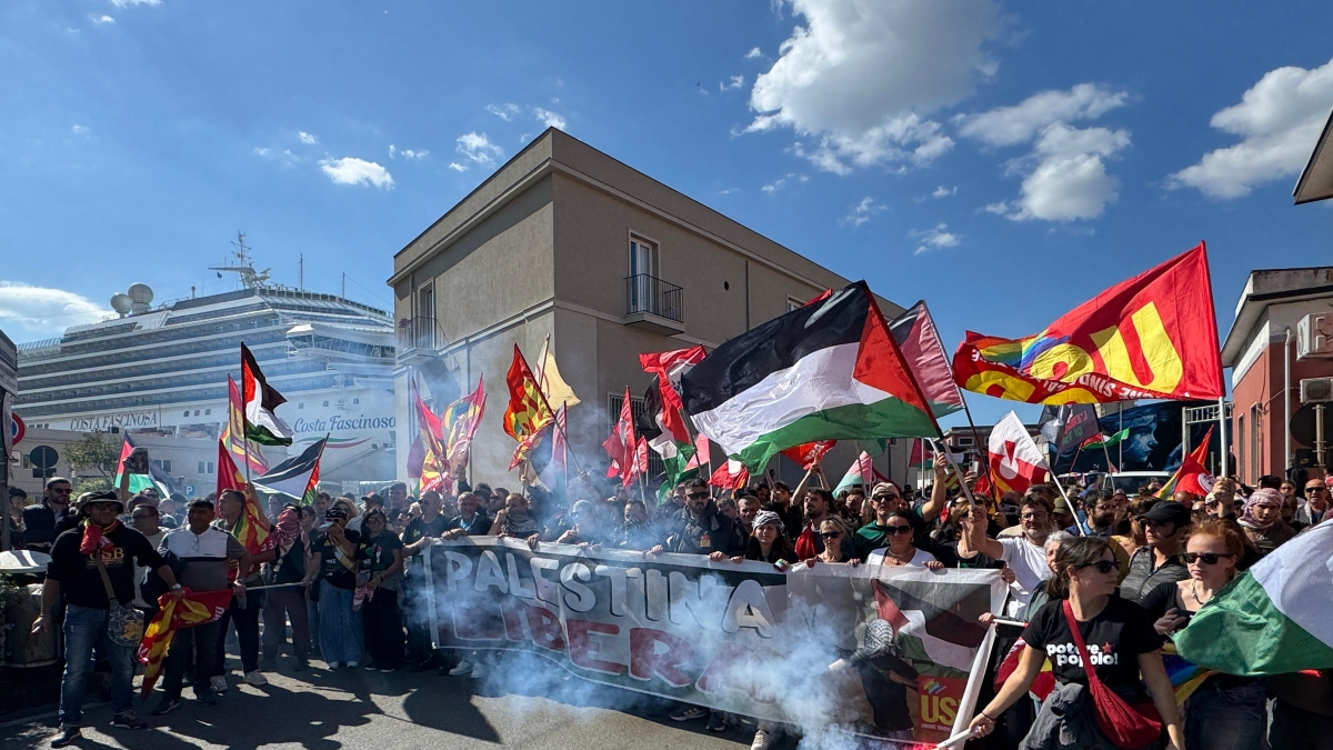 Napoli, manifestazioni e scioperi per la Flotilla e Gaza: le notizie in diretta | Sciolto il corteo. La Cgil: «Almeno 50 mila in piazza». Scontri a Salerno: «Ci sono feriti»