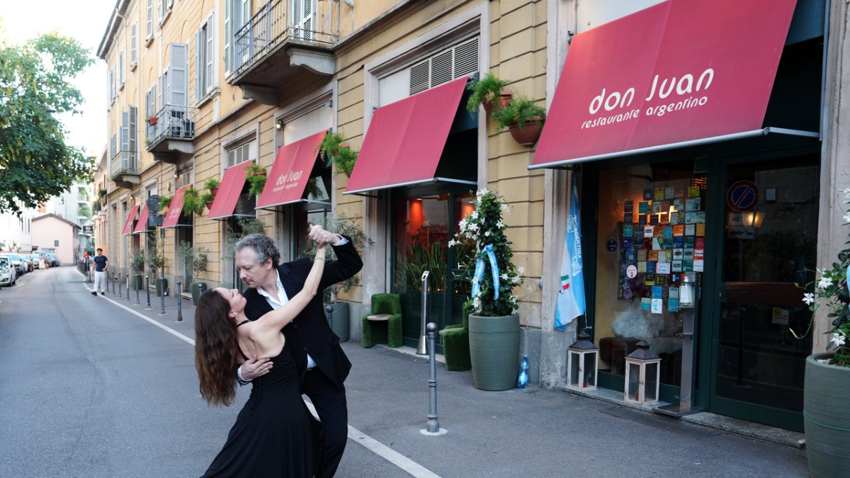 Milano, la prima sagra di quartiere di via Altaguardia tra vino, manzo e spettacoli