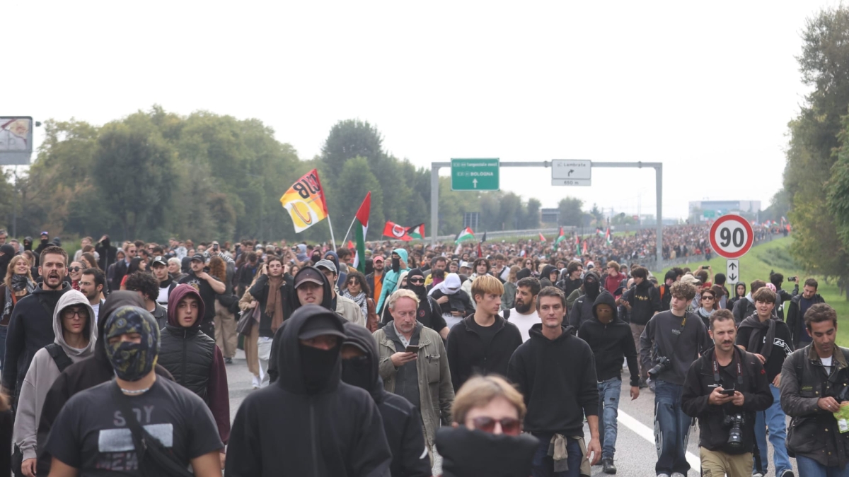 Corteo per Gaza a Milano, «siamo 100mila». Tangenziale est occupata, in campo la polizia |Bologna, cariche e ...