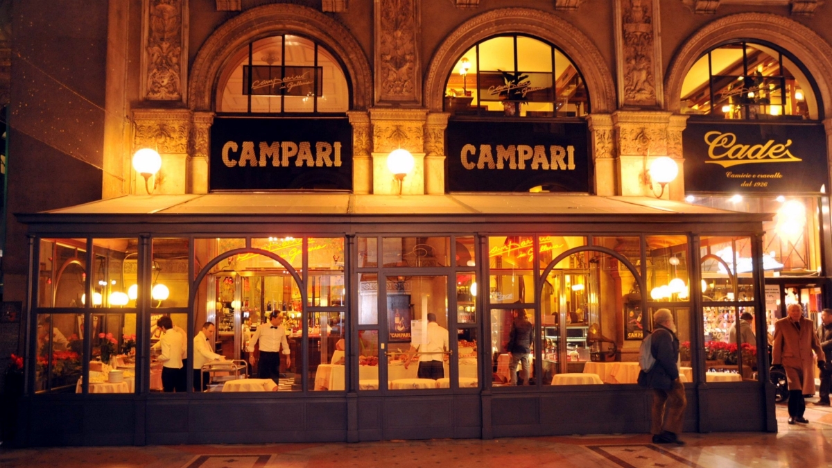 Milano, il «Camparino» compie 110 anni: si fa festa con i cocktail di ieri, oggi e domani (e scoprendo cunicoli segreti)