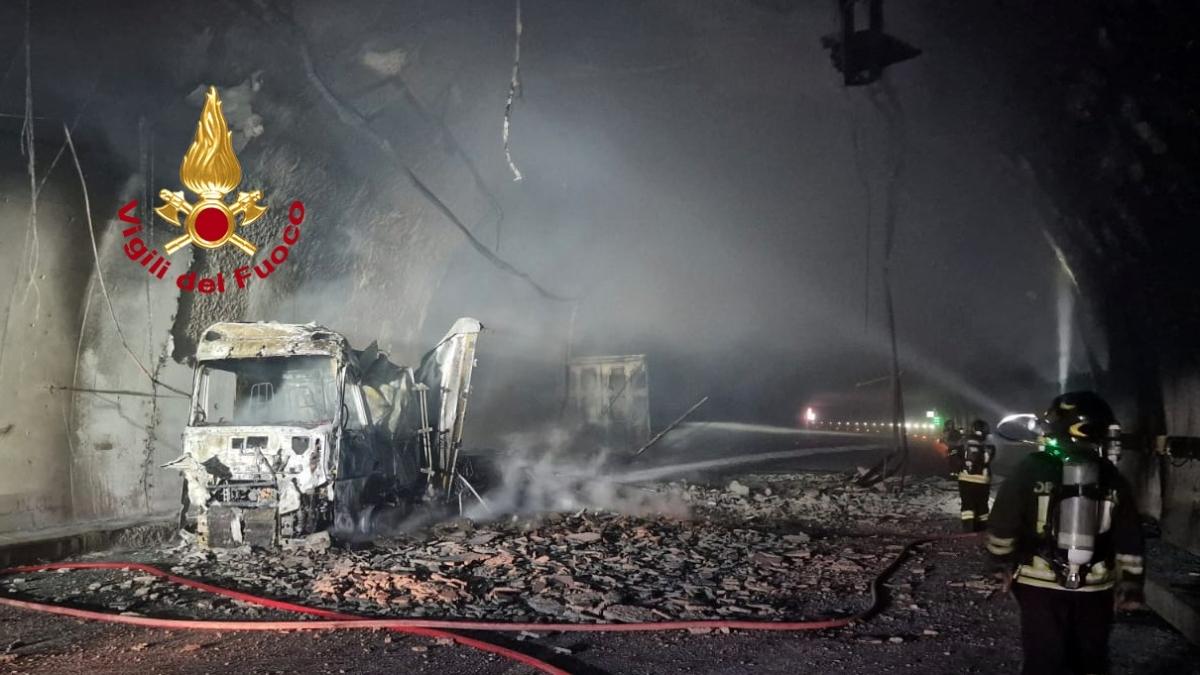 Camion in fiamme in galleria sulla A1: l'autostrada resta chiusa fino a domenica, in corso le riparazioni