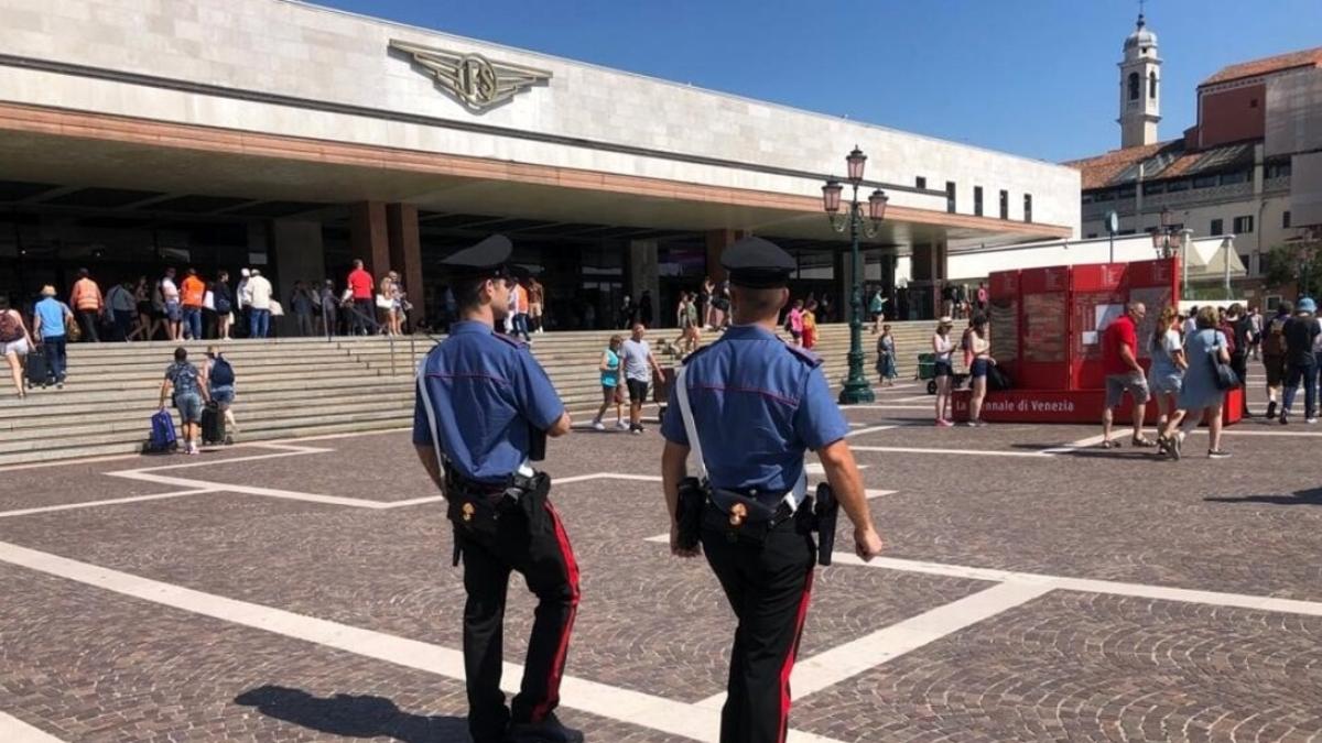 Il giallo dell'uomo di 33 anni arrivato da Firenze a Venezia: si spoglia e si tuffa prima dell'alba davanti alla stazione dei treni. Lo trovano morto annegato nel Canal Grande
