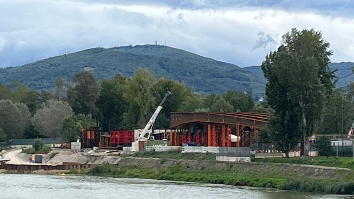 Firenze, il grande ponte di Gavinana è sulla sponda: «Prima dell’estate sarà aperto alle auto»