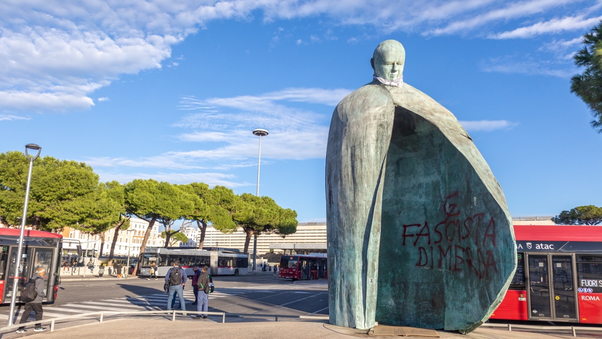 Roma, l'autore della statua di Wojtyla sfregiata nel corteo pro Pal: «Vandalismi incoerenti con la richiesta di pace»