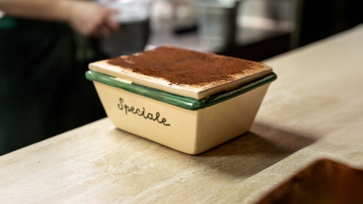 Tiramisù, si celebra uno dei dolci più noti (e mangiati) del panorama gastronomico italiano. E anche i vip lo amano...