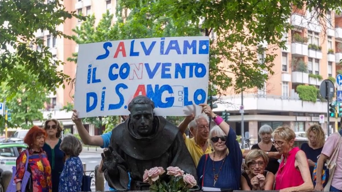 Sant’Angelo, il convento senza frati in via Moscova a Milano: il mercatino di San Francesco «in autogestione» dei volontari