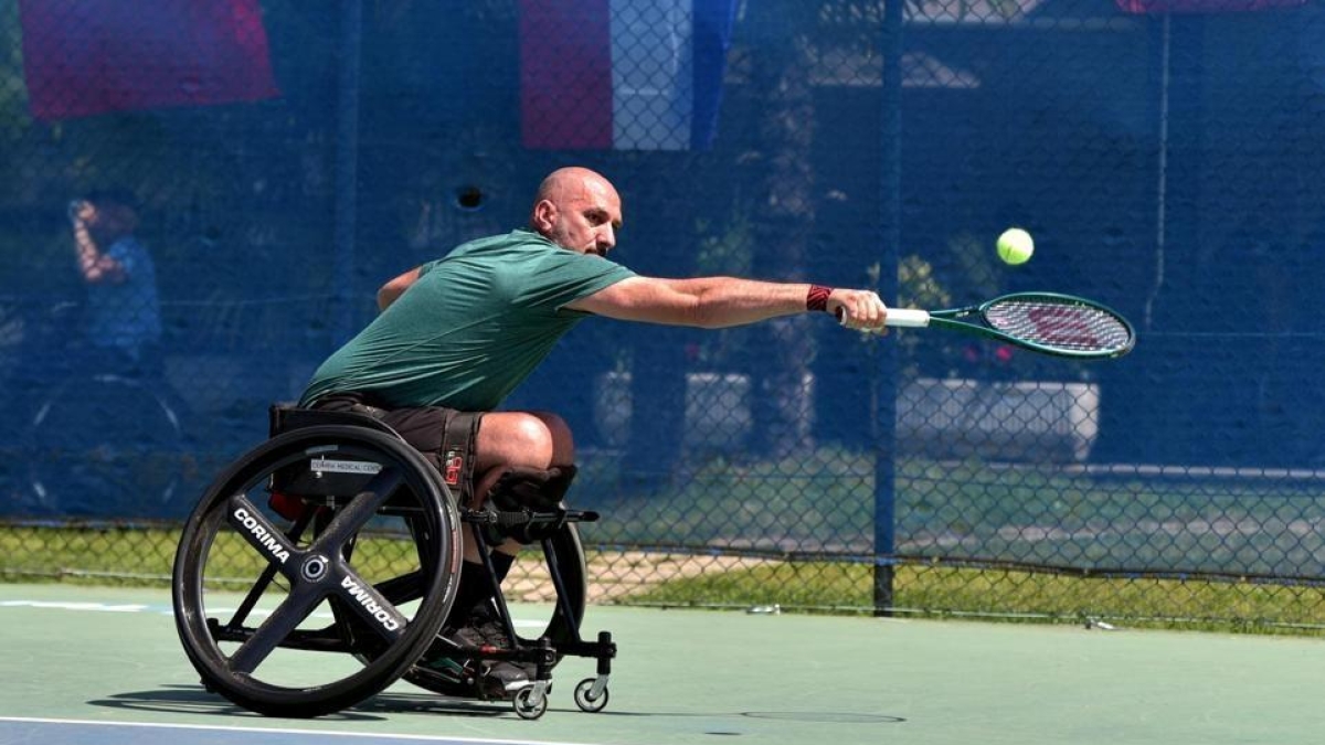 L’infortunio sul lavoro, poi la carrozzina. La storia di Lorenzo Degl'Innocenti: «Il tennis ora mi fa sentire indipendente»