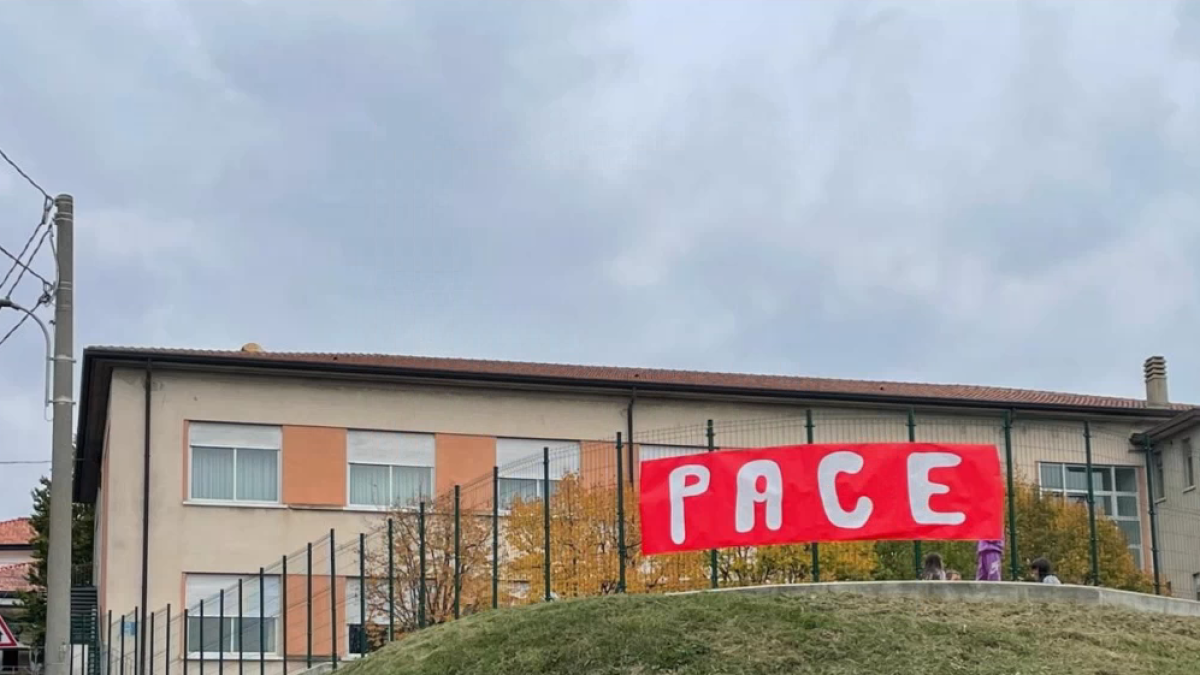 Inverigo, via lo striscione con la scritta «Pace» dalle scuole elementari: rimozione choc del Comune, il dispiacere dei bambini