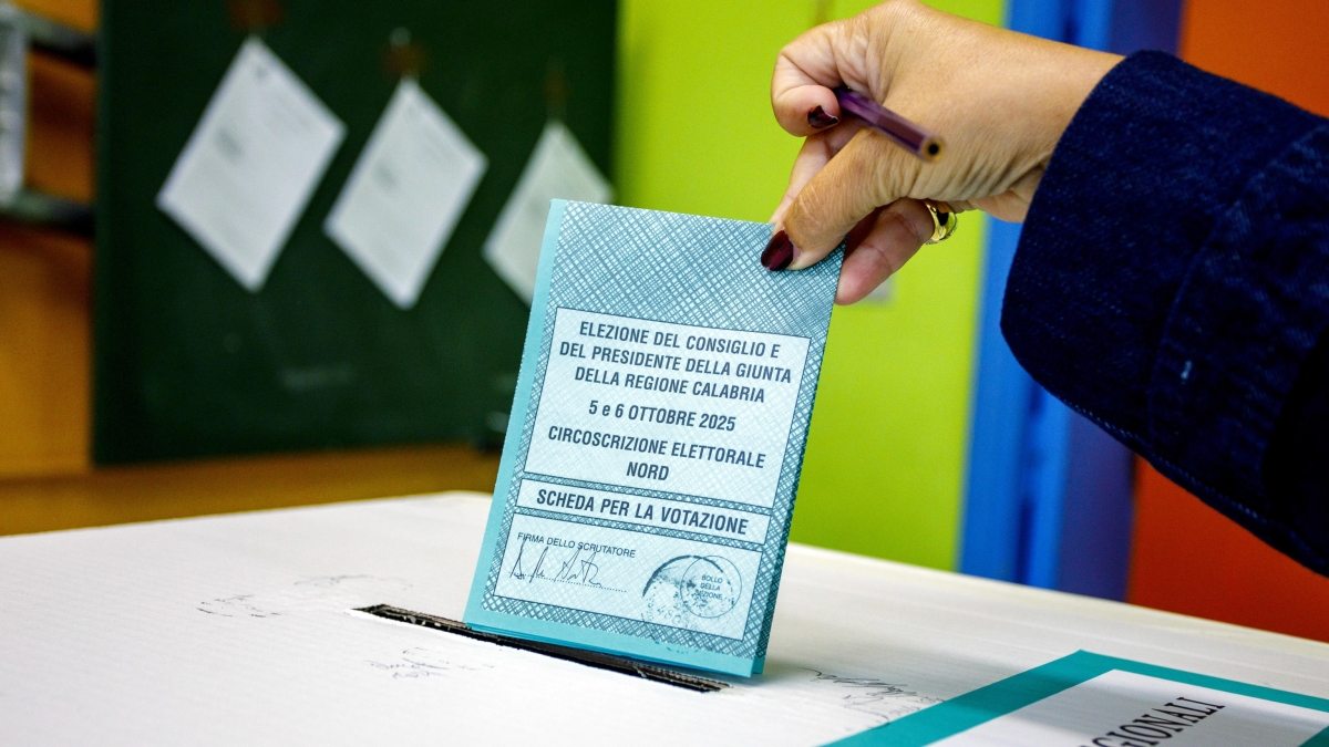 Calabria, si vota fino alle 15.  Sfida Occhiuto Tridico. Affluenza al 29% Lo spoglio live