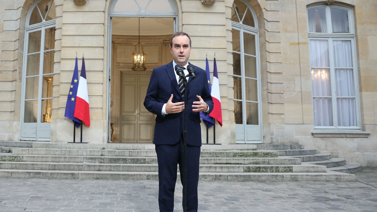 Caos Francia, il premier Lecornu si dimette. Aveva presentato il suo governo ieri sera. Bardella: «Macron sciolga il Parlamento»