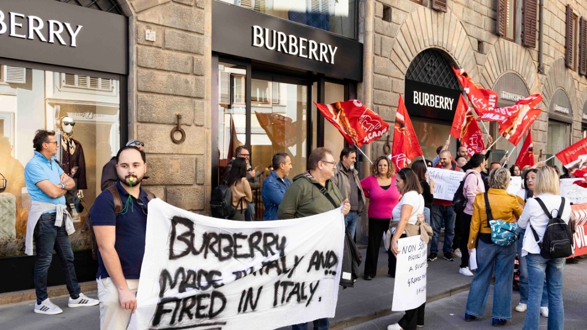 Burberry licenzia, protesta dei lavoratori a Firenze: presidio in via Tornabuoni