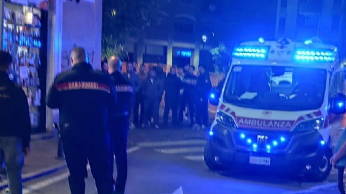 Sesto San Giovanni, nuova rissa in strada: in dieci feriscono un 22enne e sfasciano una pizzeria. I residenti esasperati: «Manca sicurezza»