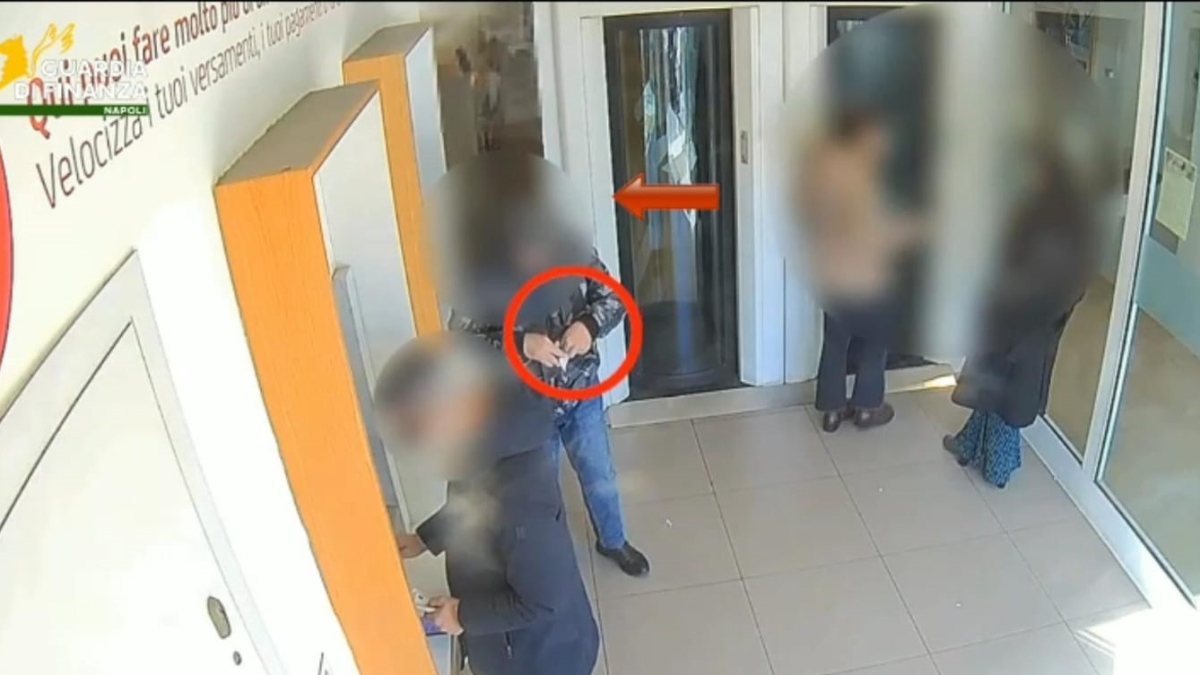 Finto cieco incassa l'assegno di invalidità per 20 anni, arrestato con la moglie a Castellammare di Stabia
