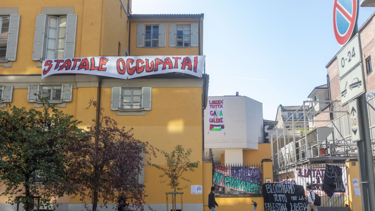 Statale di Milano occupata, studenti pro Pal nelle aule della facoltà di Scienze Politiche. Proteste anche alla Bicocca
