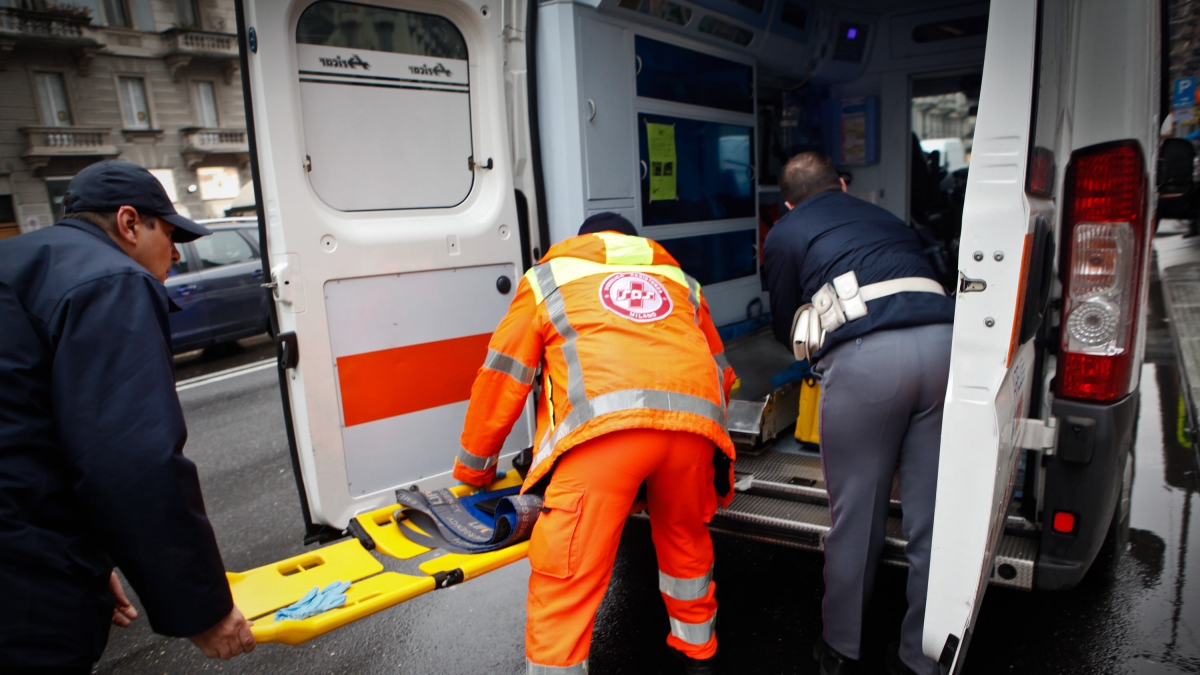 sesto san giovanni 71enne si lancia dal sesto piano durante lo sfratto e muore160