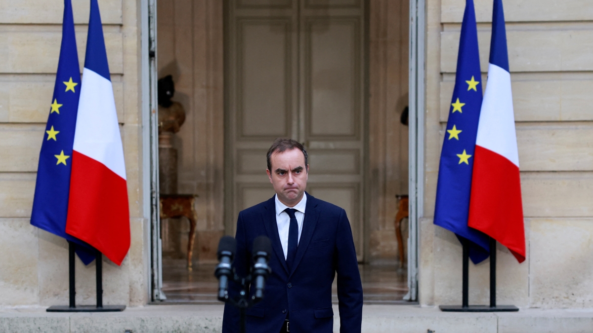 Caos Francia, Macron schiva le dimissioni con un nuovo governo socialista? Stasera l