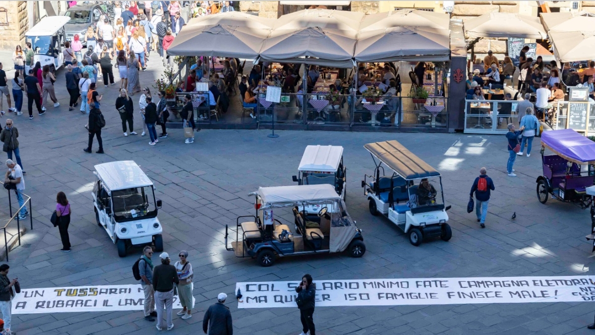 Turismo a Firenze, protesta degli addetti al trasporto in caddy e risciò contro lo stop dal 15 ottobre: «Faremo ricorso a Tar»