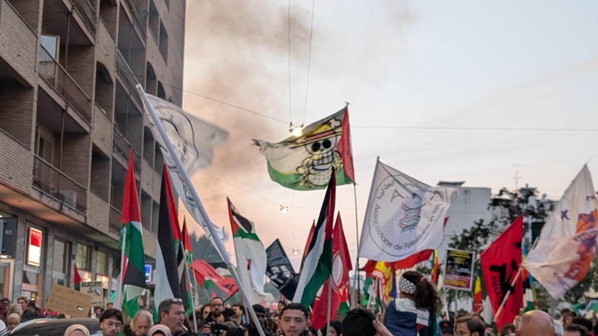 Corteo pro Palestina a Milano, 5mila in marcia da piazzale Lodi tra le forze dell'ordine, con cori che inneggiano ad Hamas