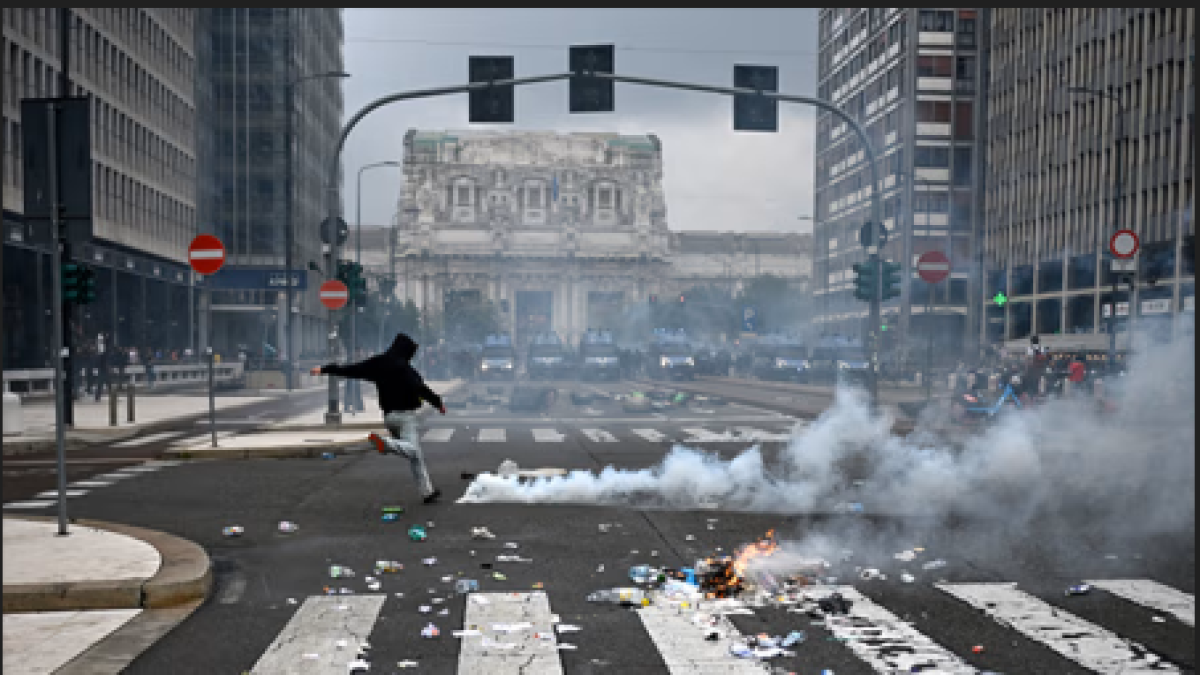 Scontri al corteo Pro Pal, Daspo urbano anche per i due studenti minorenni: non potranno avvicinarsi alla stazione Centrale