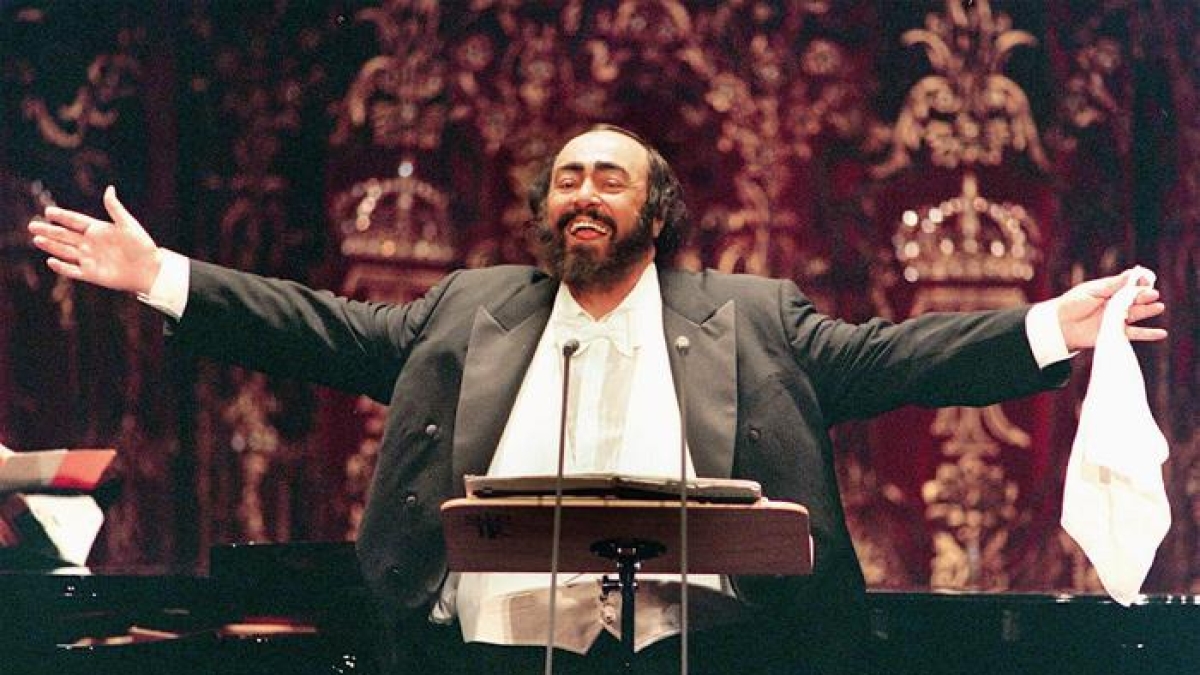 Luciano Pavarotti avrebbe 90 anni: la sorella campionessa di pallavolo, ha lavorato come insegnante, i due matrimoni, 10 segreti