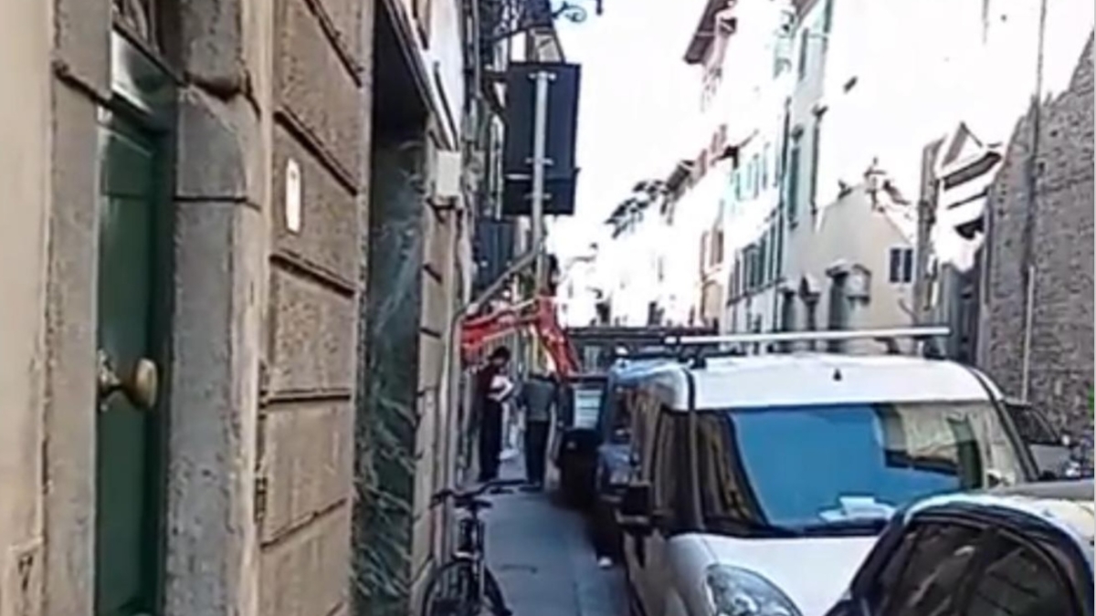 Tra i pedoni, sul marciapiede: nel cantiere dell’ex cinema Eolo di Firenze sbuca una benna