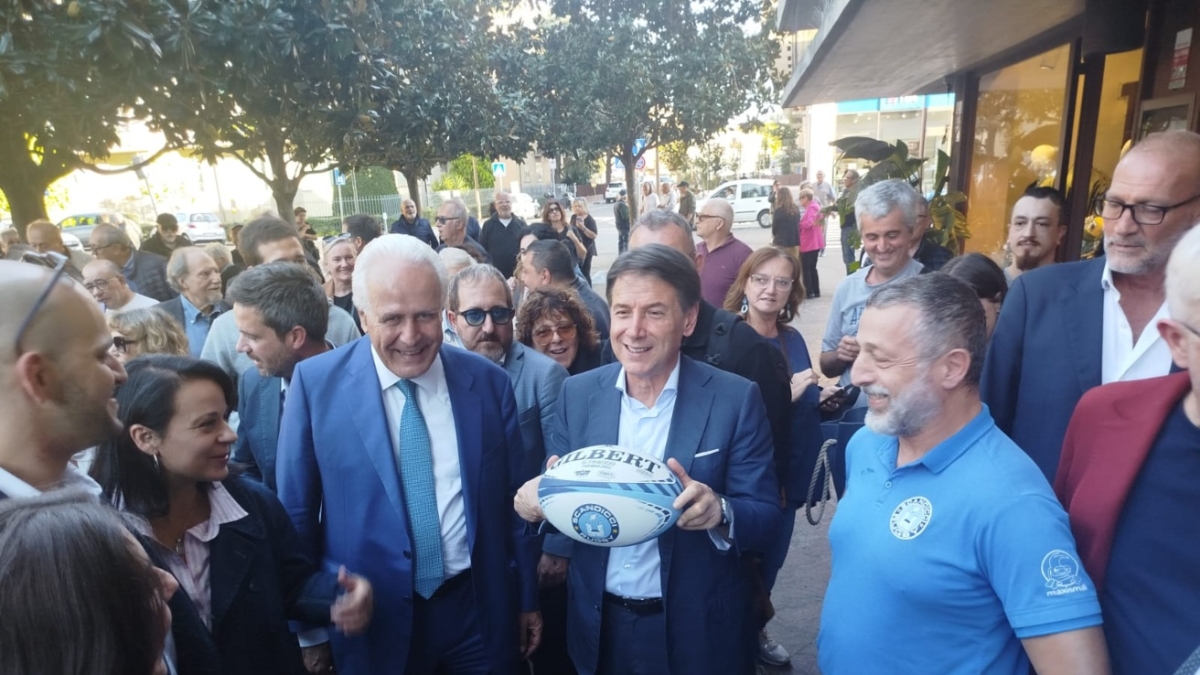 Tutte le piazze del globetrotter Giani: l’abbraccio con Renzi, la stretta di mano con Conte