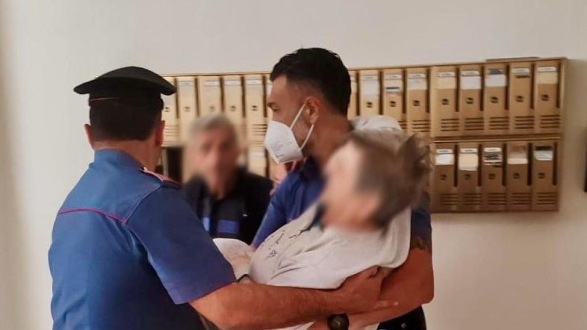 Villaricca, incendio in un immobile di via Turati: i carabinieri portano in salvo anziana rimasta intrappolata