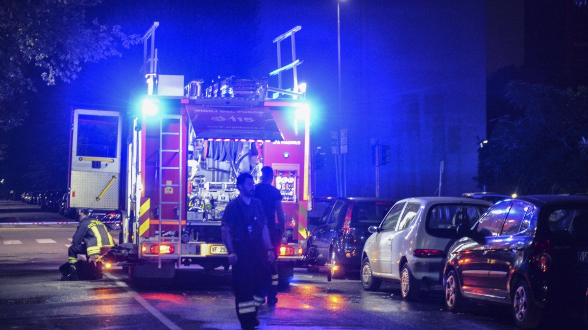 Incendio in un condominio, due anziani e il figlio morti nella loro casa nel Milanese