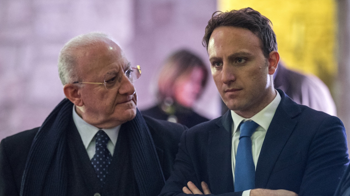 Regionali in Campania, scoppia il caso A Testa Alta: «Via il nome De Luca dalla lista». Pressing sul figlio segretario