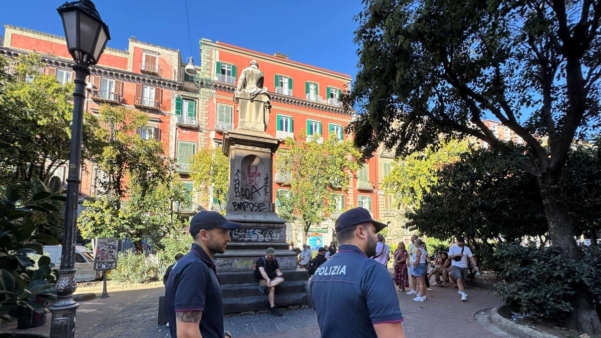 Piazza Bellini, rissa con spari nella notte: la polizia trova tre bossoli a terra, non ci sarebbero feriti