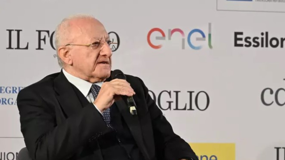 De Luca: «In Campania la mia lista è un'opportunità per chi ha l'orticaria rispetto al Reddito. Farò politica altri 25 anni»