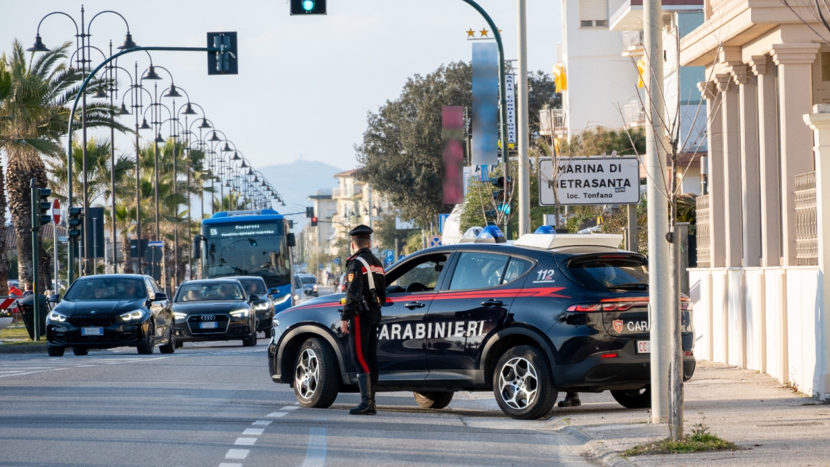 Maxi rissa tra giovanissimi davanti a un locale della Versilia: 13 denunciati