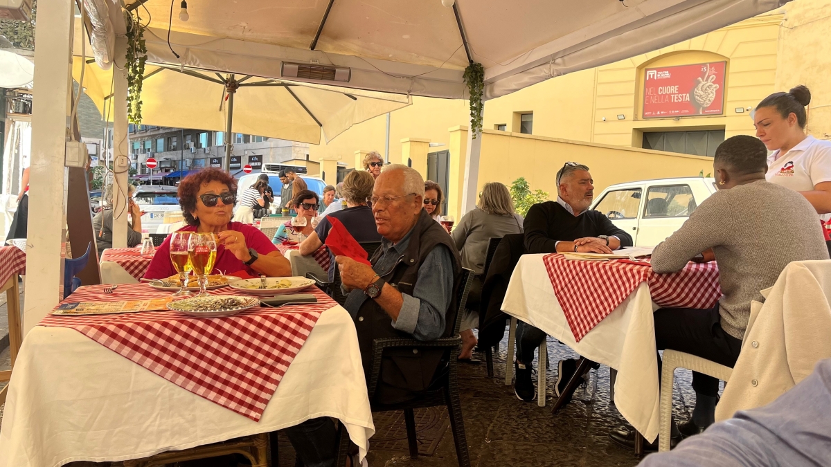 «La Lazzara» si conferma affidabile. Buoni gli gnocchi con i frutti di mare e la frittura di pesce. Ampia scelta di vini