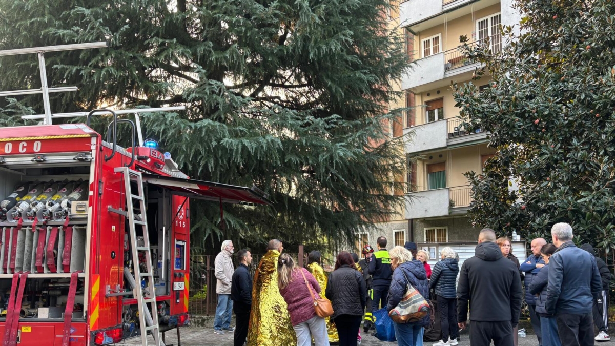 Cornaredo, l'incendio è doloso: le fiamme partite dal letto del figlio 55enne. Il padre è morto perché ha cercato di salvare la moglie