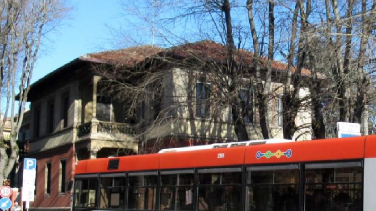 Pavia, disabile rimprovera ragazza che va in bici sul marciapiede: seguito sul bus e picchiato da lei e da un amico