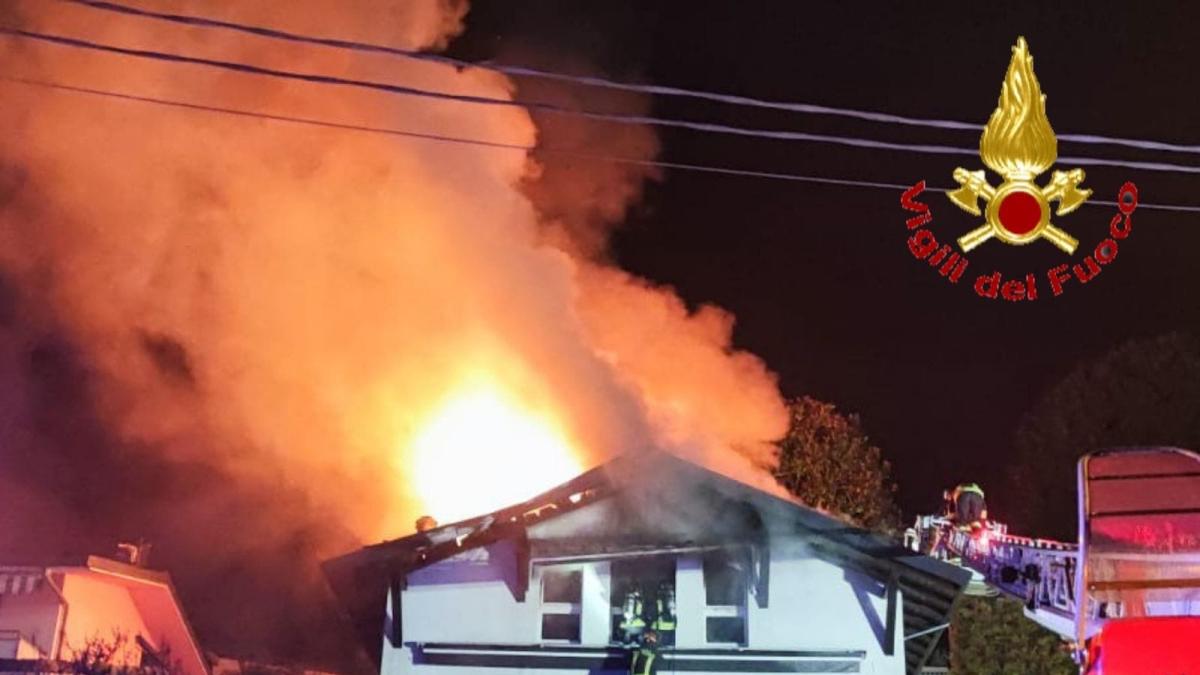 Ranco, incendio in una villa: distrutti dal fuoco il tetto e la mansarda, due persone intossicate