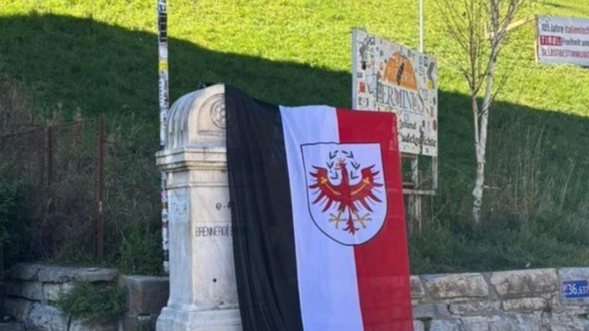 Sul Brennero la provocazione di Süd-Tiroler Freiheit: a lutto il cippo di confine: «Centocinque anni di occupazione»