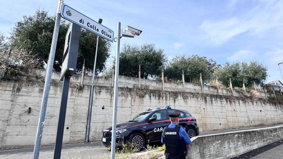Si barrica in casa a Ciampino, l'allarme dato dai genitori. In corso trattative con i negoziatori dei carabinieri